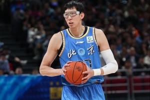 整体效果不错！周琦半场3中2拿到6分3板2助1帽 正负值+10